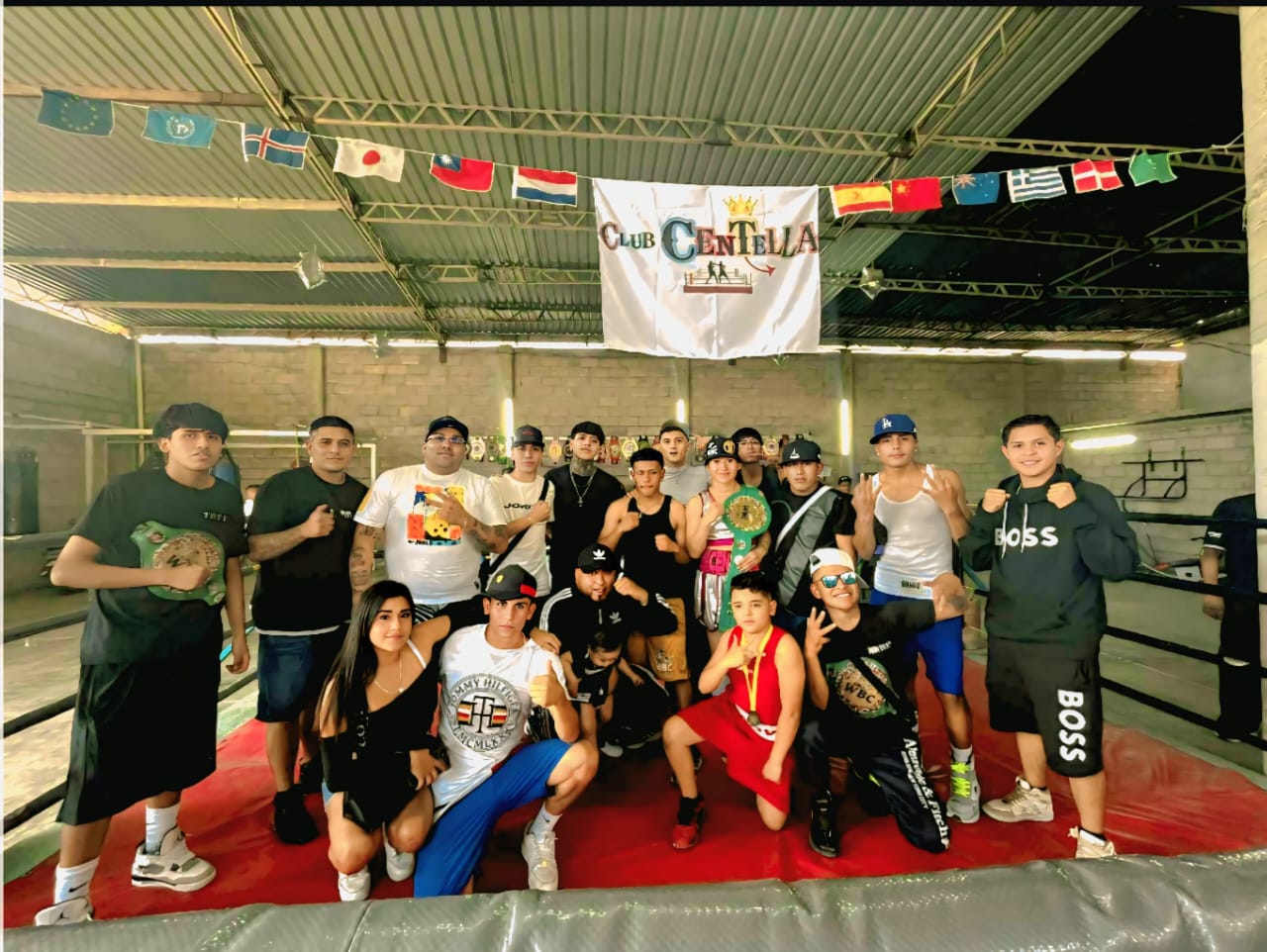 Miembros de Club Centella con cinturones de boxeo