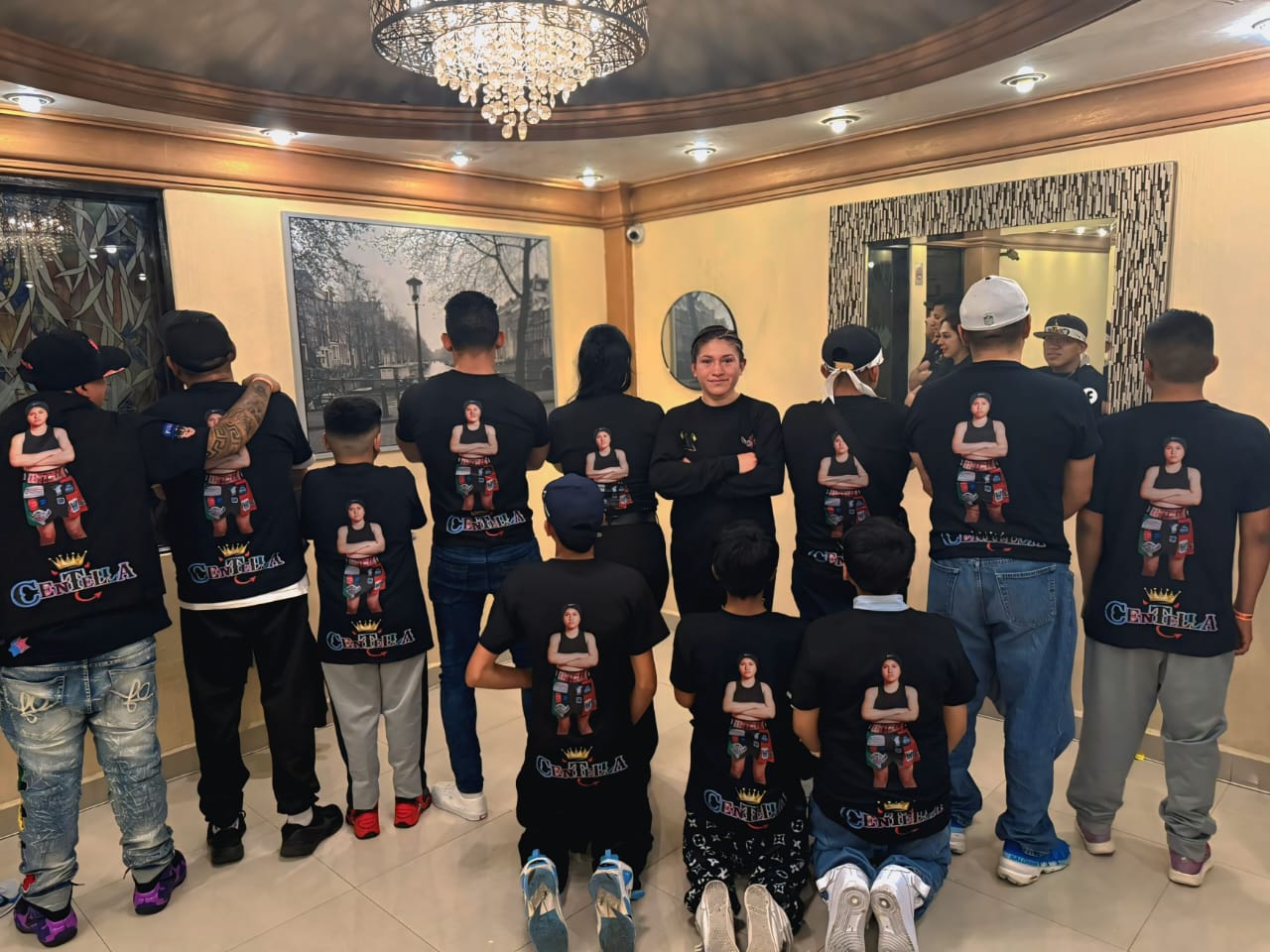 Integrantes de Club Boxeo Centella con indumentaria del club